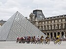Cyklisté projídjí bhem závreného etapy Tour de France kolem slavného muzea...