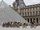 Cyklisté projídjí bhem závreného etapy Tour de France kolem slavného muzea...