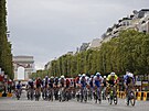 Cyklisté projídí ulicemi Paíe pi poslední etap Tour de France.