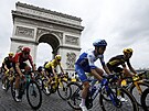 Cyklisté bhem závrené etapy Tour de France míjejí i slavný Vítzný oblouk.
