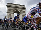 Cyklisté bhem závrené etapy Tour de France míjejí i slavný Vítzný oblouk.