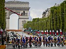 Cyklisté bhem závrené etapy Tour de France projídjí slavnými ulicemi...