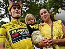 Jonas Vingegaard slaví celkové vítzství na Tour de France spolen s rodinou.