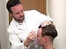 Specialista na vlasové transplantace doktor Adam Krásný, zakresluje novou linii...