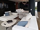 Obývací pokoj v dnes ji klasické kombinaci erné a bílé