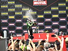 Jonathan Rea oslavuje vítzství na prvním závod mistrovství svta superbik v...