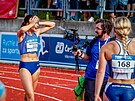 Nikola Bendová (vlevo) neme uvit svému vítzství ve sprintu na 100 metr...