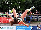 Denisa Peová dopadá po skoku do výky na mistrovství eské republiky v...