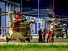Vrtulníky pomáhaly evakuovat posádku hoícího trajektu Fremantle Highway. (27....