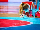 eská juniorka Mariana Pibylová na sklenné palubovce v zápase s Japonskem