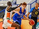 eský basketbalista Ondej vec (vpravo) útoí v zápase s Pobeím slonoviny.