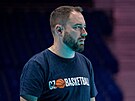 Asistent trenéra eských juniorských basketbalistek Michal Martiek na tréninku