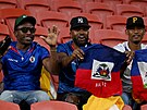 Fanouci fotbalistek z Haiti pímo na stadionu v australském Brisbane ped...