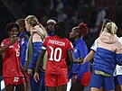 Haitské fotbalistky si podávají ruce s Angliankami po zápase na mistrovství...