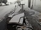 Po�kozen� z�bradl� v m�st�, kde st�lo auto �UK, kter� bylo zachyceno vozidlem...