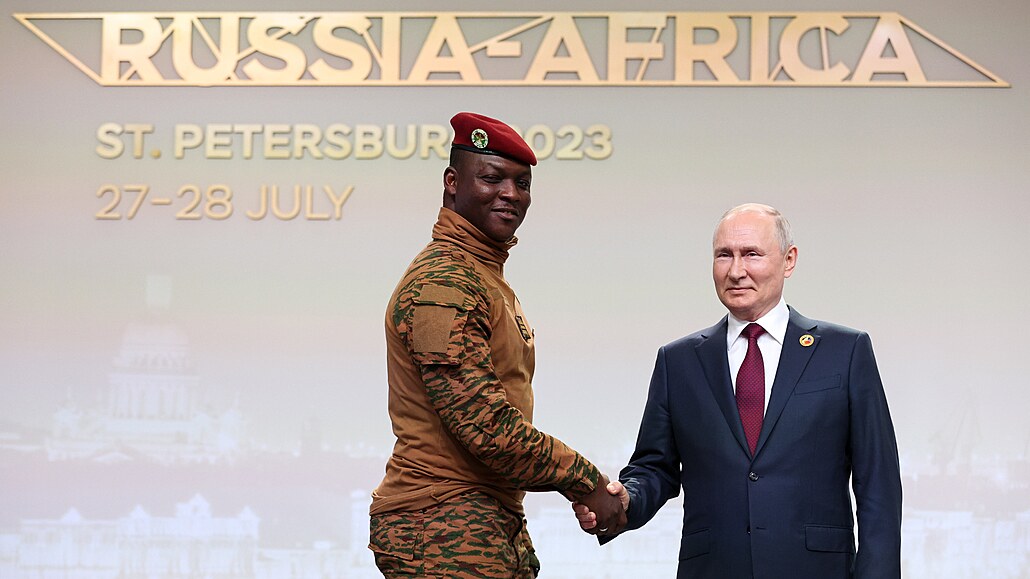 Vladimir Putin a vdce Burkiny Faso Ibrahim Traoré na rusko-africkém summitu v...