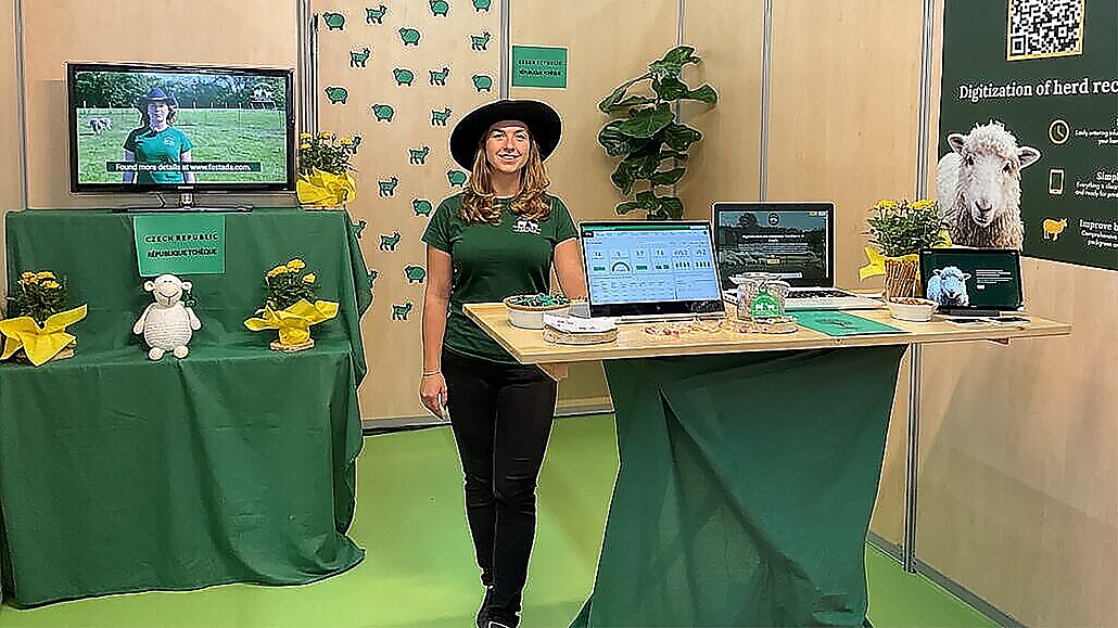 Dominika Sokolová ve stánku startupu Festada na evropském veletrhu Sommet de l...