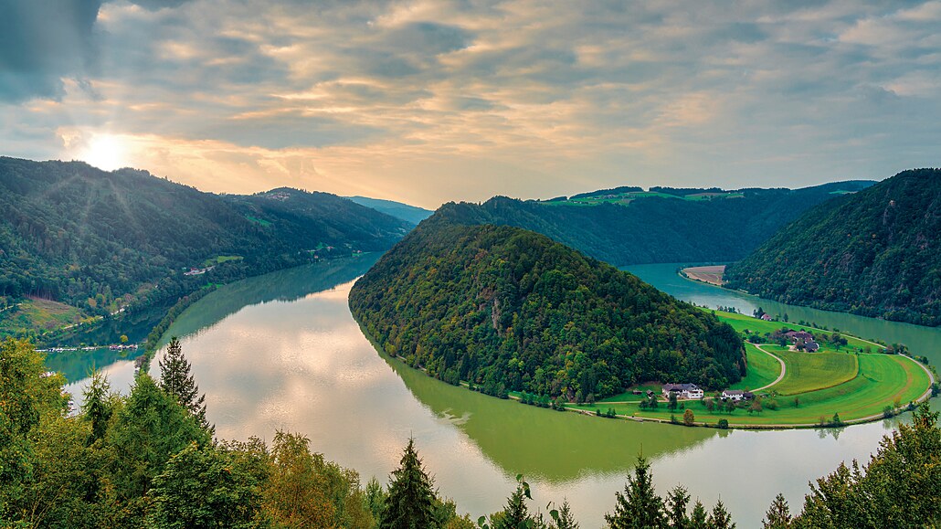 Horní Rakousko od západu k východu protíná mohutný tok Dunaje, který slouil...