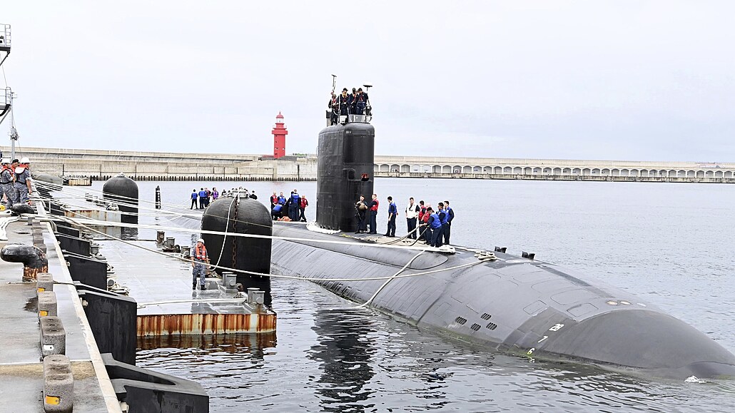 Americká ponorka na jaderný pohon Annapolis kotví na jihokorejské námoní...