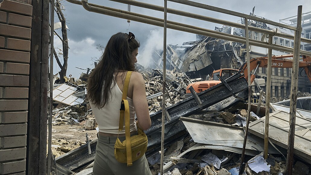 Záchranái pracují na míst zniené budovy po ruském raketovém útoku v...