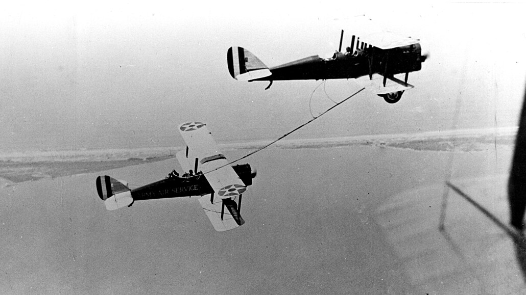 První úspné doplnní paliva za letu probhlo 27. ervna 1923, kdy z jednoho...