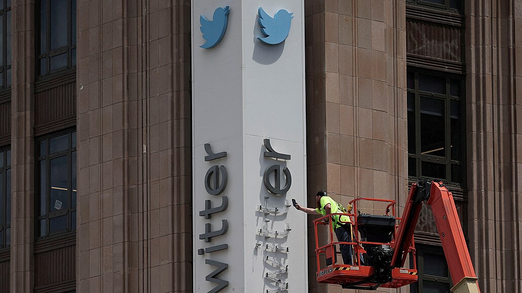 Pracovník demontuje nápis Twitter v budov sídla spolenosti v San Francisku....