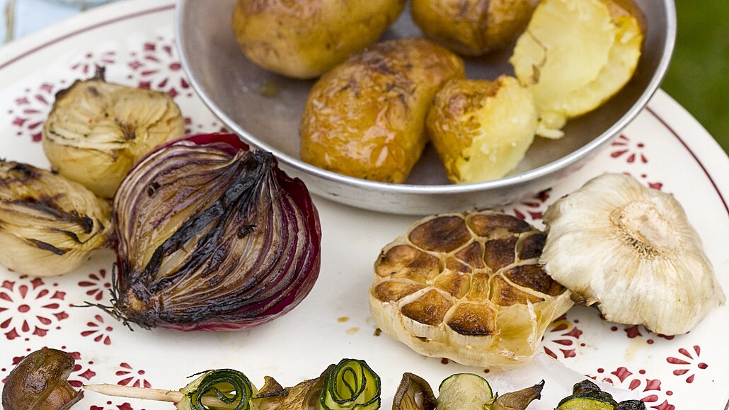 Grilovaná zelenina (píz z hlívy královské a cukety, brambory peené na ohni s...