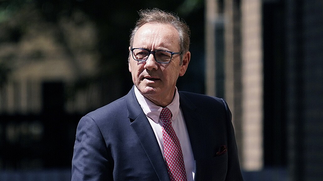 Herec Kevin Spacey p�ijí�dí k soudu Southwark Crown Court v Londýn� (26....