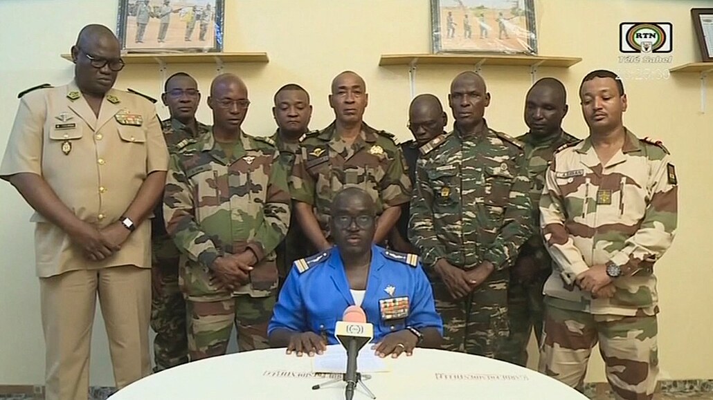 Plukovník major Amadou Abdramane, mluví Národního výboru pro záchranu lidu...