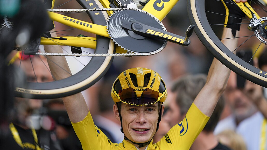 Jonas Vingegaard slaví celkové vít�zství na Tour de France.