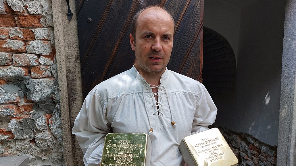 P�ed �achovou synagogu v Hole�ov� umístili takzvané kameny zmizelých....