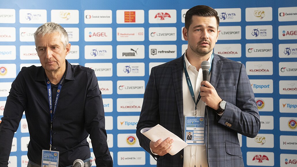 Miroslav Malý, editel tenisového turnaje Prague Open (vpravo) oznamuje...