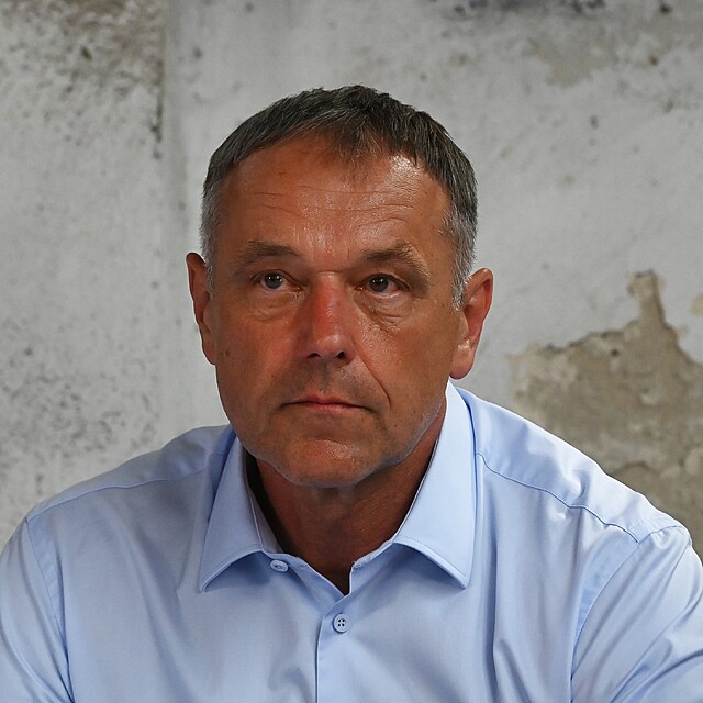 ��f sportovn�ho �seku Lud�k Miklo�ko na p�edsezonn� tiskov� konferenc� Ban�ku Ostrava.