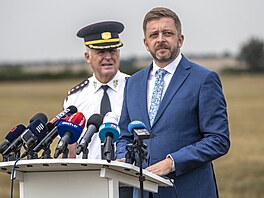 Ministr vnitra Vít Rakuan (STAN) (vpravo) a generální editel Hasiského...
