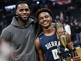 LeBron James star�í, LeBron James mlad�í a st�edo�kolská trofej.