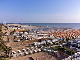 Pláe v italském Rimini na snímku z kvtna 2023