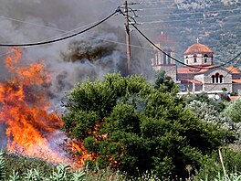 etí hasii zápasí s poárem ve vesnici Metochi. (23. ervence 2023)