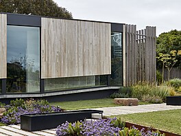 Moderní vilka v jednoduchém rytmu st�ídá d�ev�né panely fasády s velkými...