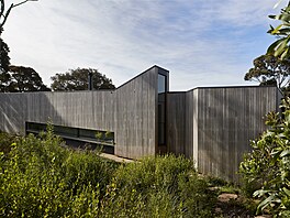 Architekti pln� vyu�ili zdánlivého handicapu pozemku, který se postupn� sva�uje...