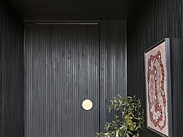 Ji� samotný minimalisticky pojatý vstup do domu jasn� signalizuje, co m��eme za...