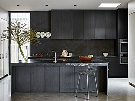 �erná kuchy�ská linka s ostr�vkem s kamennou deskou je pýchou paní domu. Jak...
