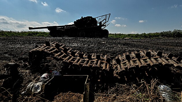 Trosky ruskho tanku u nedvno osvobozen obce Novodarivka v Zporosk oblasti (21. ervence 2023)