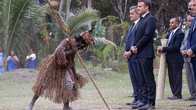 Emmanuel Macron a domorod tanenci v Touho na severu Nov Kaledonie (25. ervence 2023)