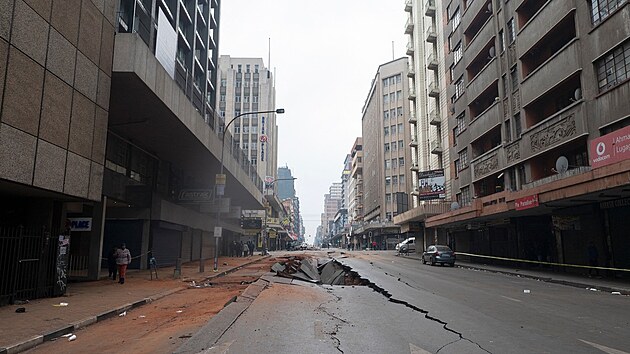 Podzemn exploze v Johannesburgu roztrhala ulici a pevracela auta. (19. ervence 2023)