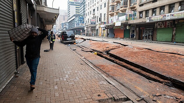 Podzemn exploze v Johannesburgu roztrhala ulici a pevracela auta. (19. ervence 2023)