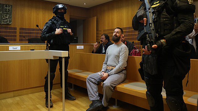 Obvodn soud pro Prahu 8 ve stedu pokrauje za bezpenostnch opaten v projednvn ppadu dezinformtor Patrika Tula (na snmku) a Tome ermka. (26. ervence 2023)