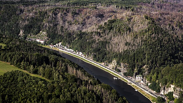 Na snmku je vidt Labe ve Hensku a mezinrodn silnice I-62 z Henska do obce Schmilka v Sasku. (13. ervence 2023)