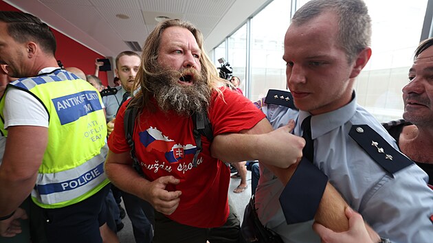 P��vr�enci dezinform�tora Patrika Tu�la v budov� soudu, kde prob�h� jedn�n�. Antikonfliktn� t�m je na m�st� ji� tak�. (26. �ervence 2023)