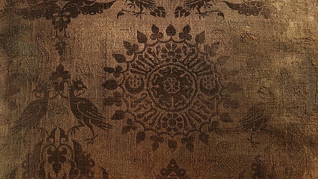 Tkanina je z druh poloviny 14. stolet z Itlie. Jde o odv z pohebn vbavy jedn z en Karla IV.
