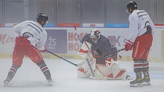 Olomout hokejist zaali ppravu na novou sezonu na led, ze kterho stoupala pra, protoe venku bylo ticet stup.